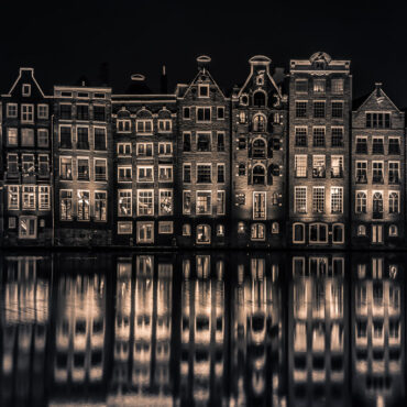 Zwart Wit nachtfoto van het Damrak Amsterdam