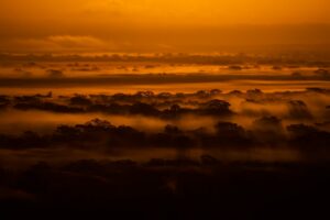 Zonsopkomst landschap in de jungle van Guatemala