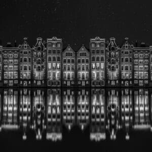 Damrak van Amsterdam zwart/wit kunst met de grachtenpanden in spiegelbeeld - RS Photo Art