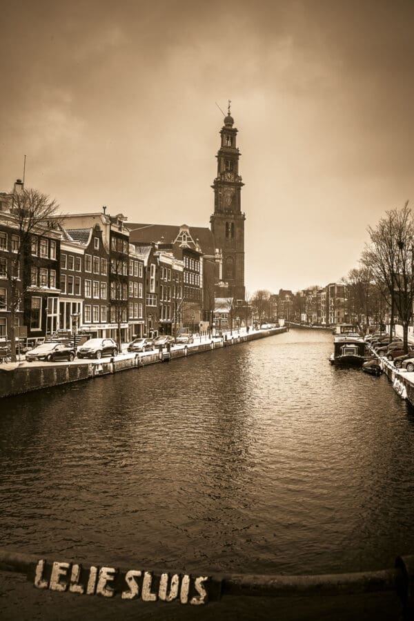 Winter in Amsterdam, Westertoren vanaf de Leliesluis in sepia